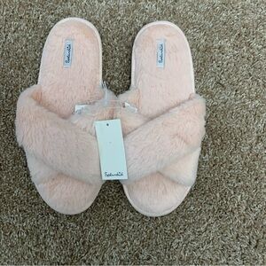 Splendid Women’s Soft Pink Slippers Size M /‎ L NWT